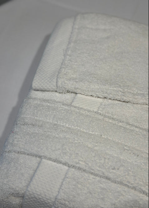 accappatoio-unico-bianco-piegato